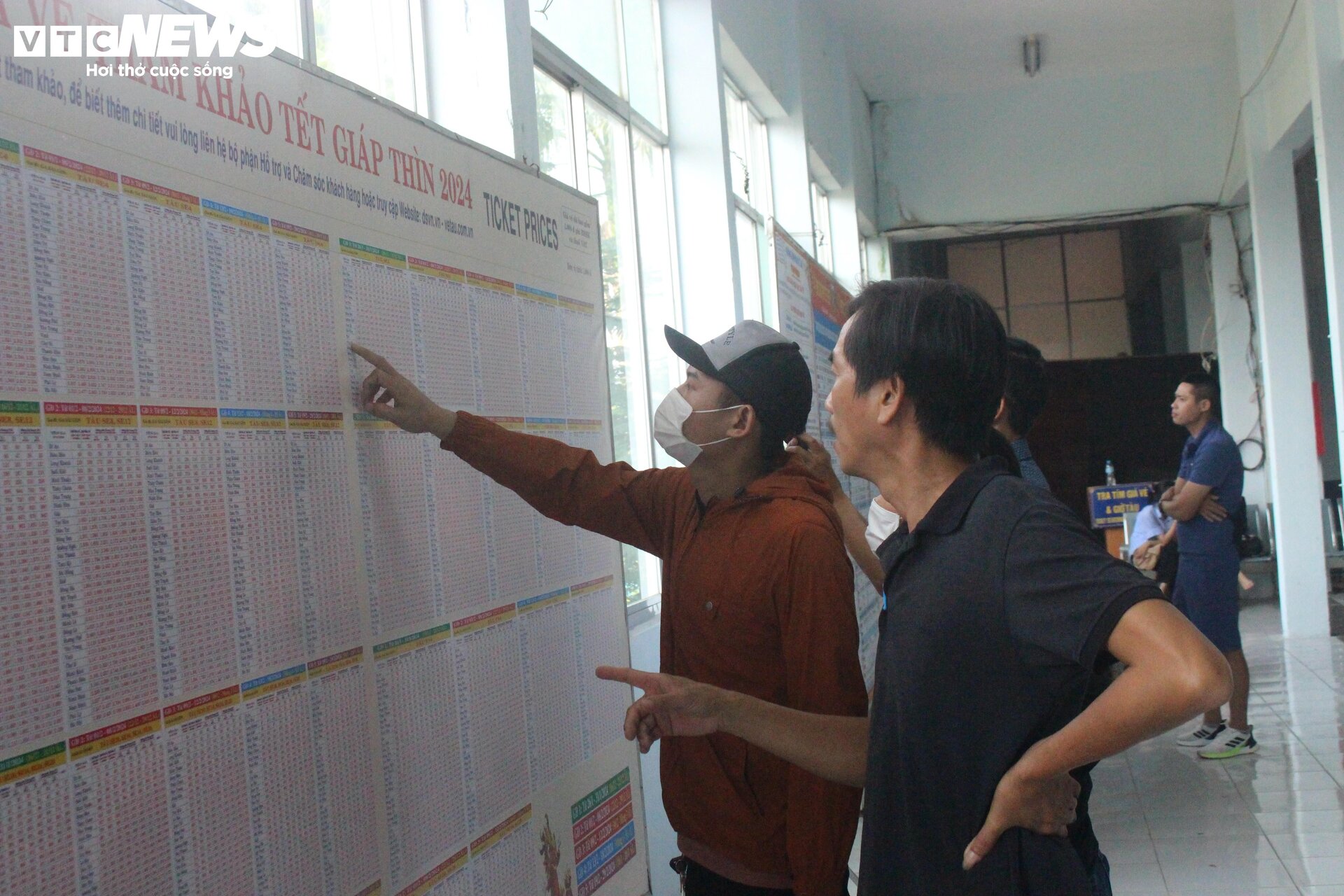 Der Bahnhof Saigon eröffnet am ersten Tag den Tet-Ticketverkauf, die Leute kaufen problemlos Tickets - 9