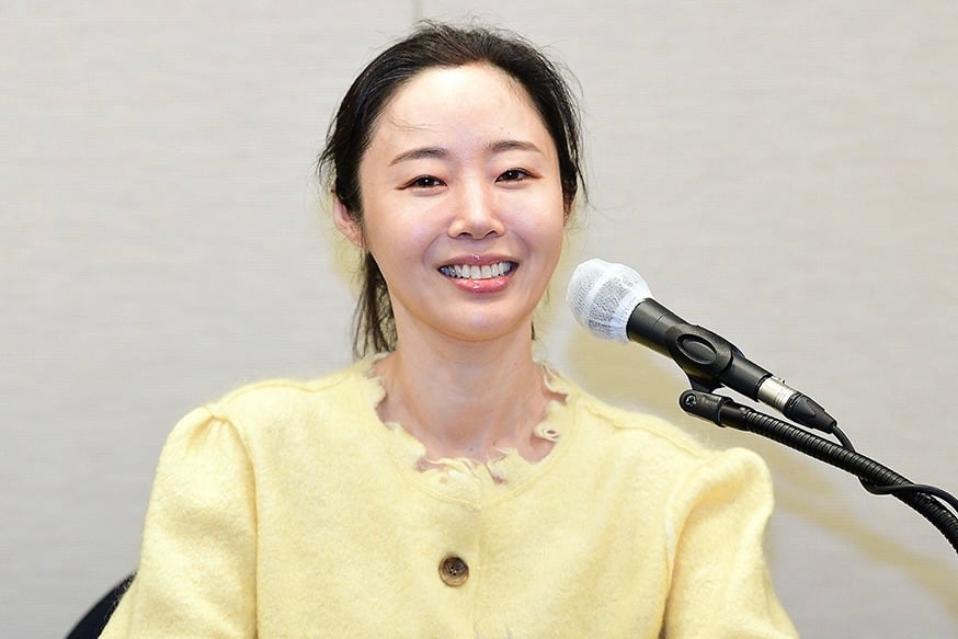 Min Hee Jin beamed at the second press conference. Photo: Naver