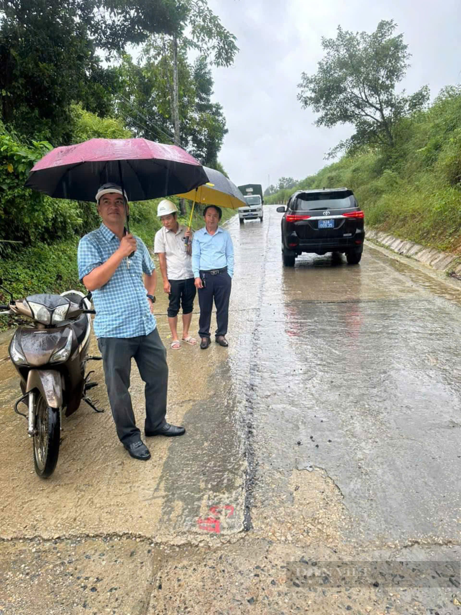 Nước lũ cuồn cuộn đổ về gây ngập cục bộ, nguy cơ sạt lở ở một số địa phương Quảng Nam - Ảnh 4.