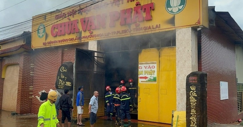 Fire at Van Phat Pagoda in the middle of heavy rain