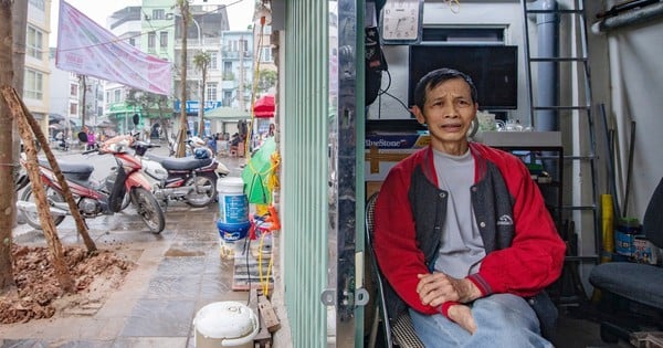 Bố con người Hà Nội sống trong 2 ‘mẩu nhà’ siêu nhỏ thừa lại sau giải tỏa