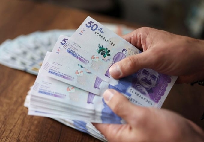 Un employé compte les pesos colombiens dans un bureau de change à Bogota, le 11 juillet 2022. Photo : Reuters