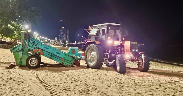 คนงานปรับปรุงรถคัดแยกทรายเพื่อทำความสะอาดชายหาดญาจาง