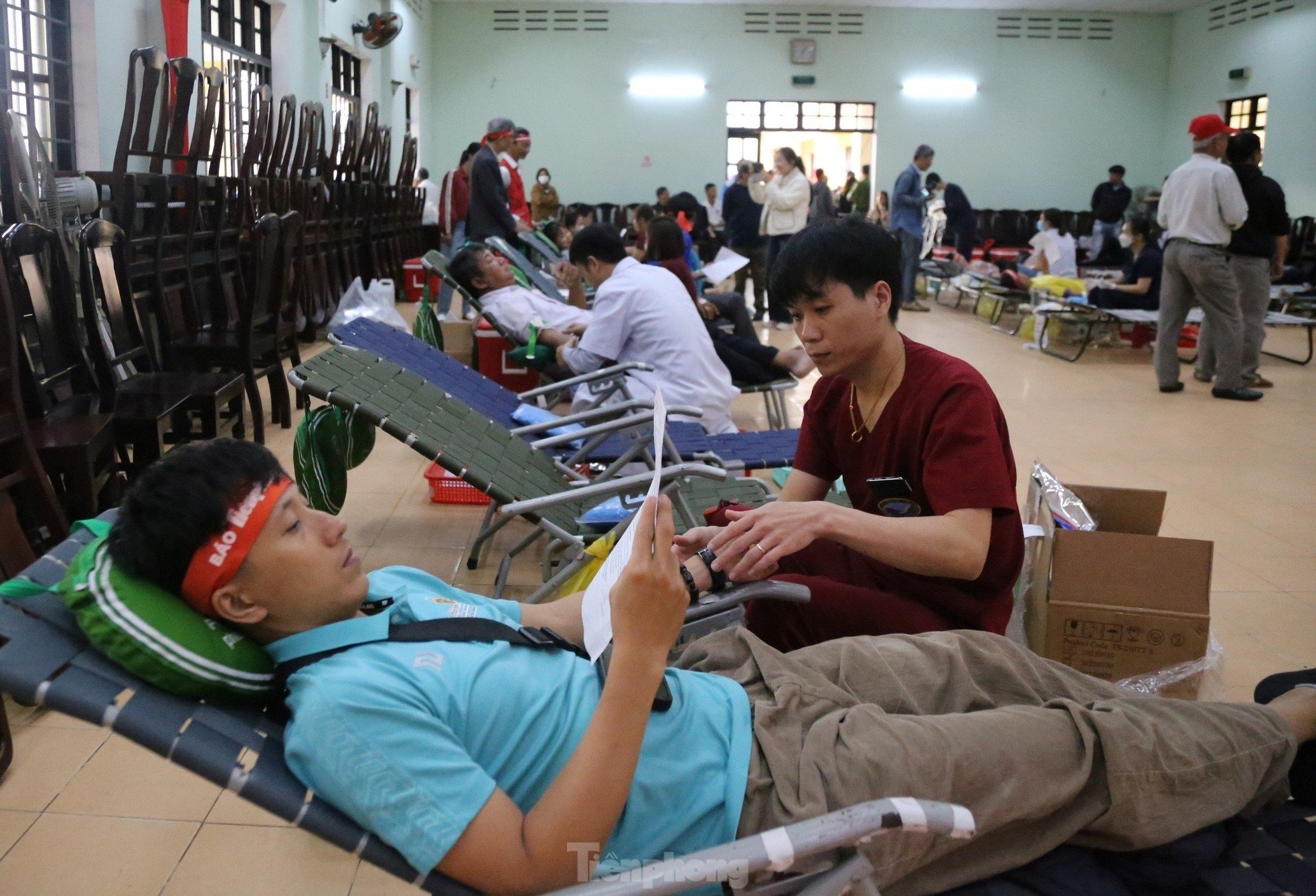 Hoi An ancient town residents brave the rain to donate blood on Red Sunday photo 15