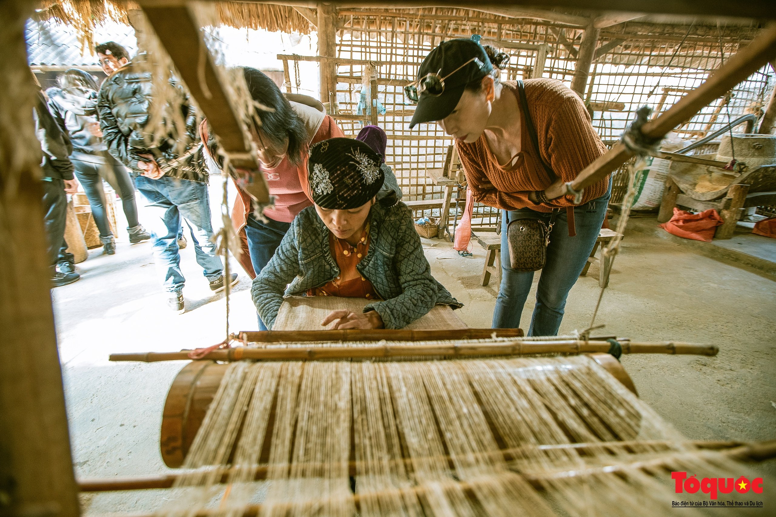 Làng dệt lanh Lùng Tám - Sắc màu rực rỡ nơi cao nguyên đá Hà Giang - Ảnh 10.