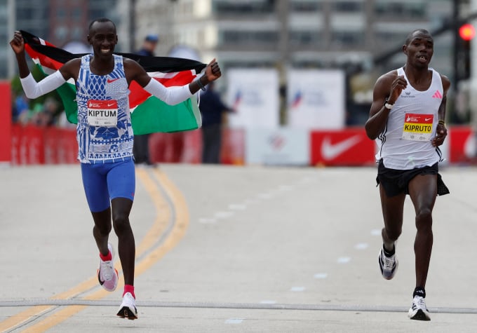 Kiptum portait des NikeDev163 lorsqu'il a terminé premier, établissant un record du monde au marathon de Chicago 2023 le 8 octobre, tandis que son compatriote, Rhonex Kipruto, portait des Adios Pro Evo 1. Photo : AFP