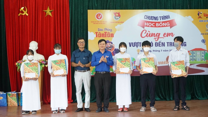 Along with support programs from foreign organizations, the city has recently implemented many support programs, tuition exemptions, scholarships... to help students in difficult circumstances excel in their studies.