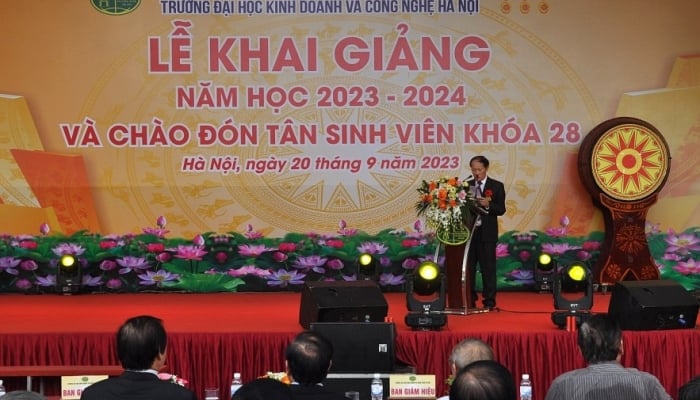 Trường Đại học Kinh doanh và Công nghệ Hà Nội khai giảng năm học mới