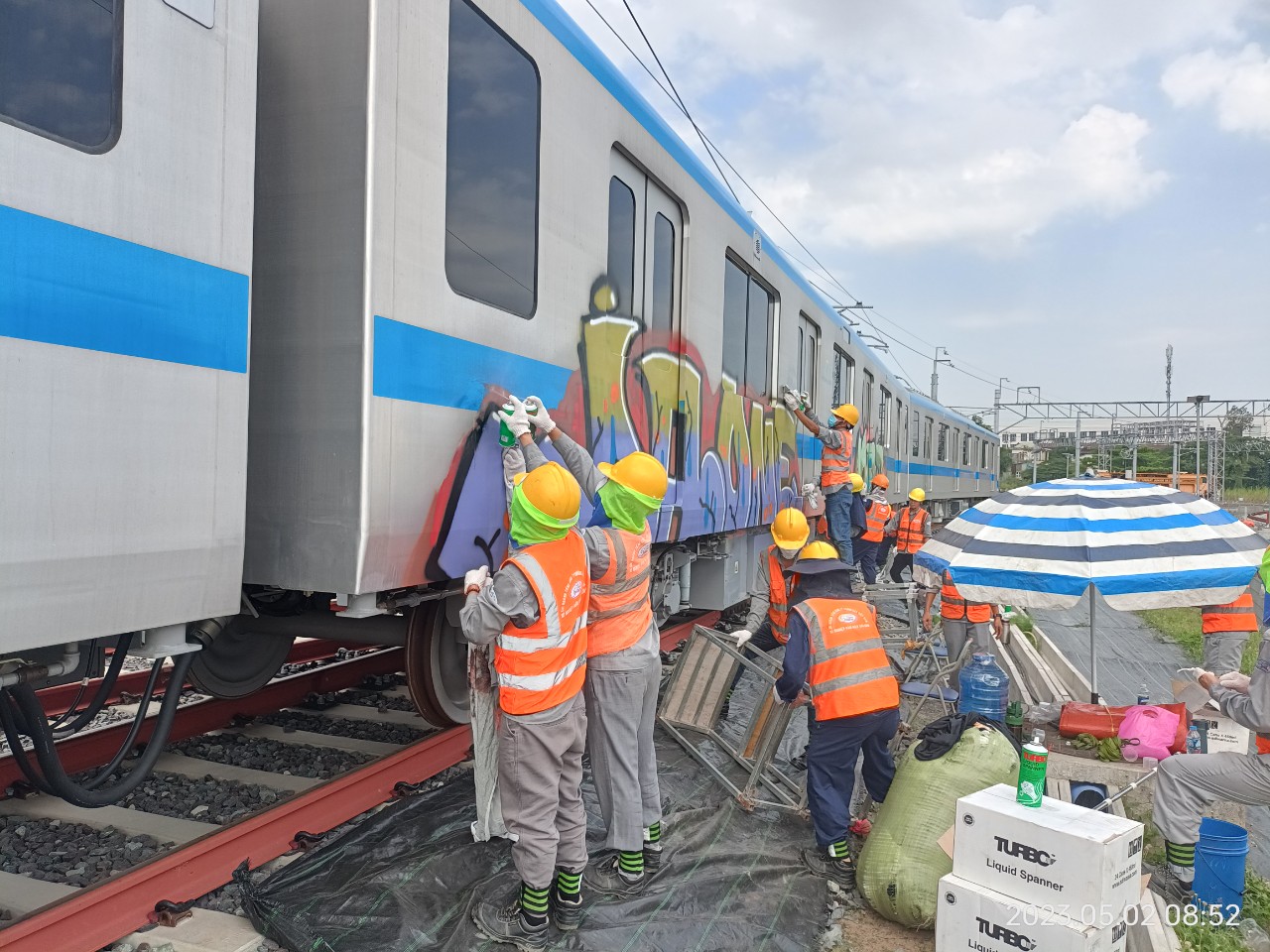 Metro số 1 TP.HCM 'cầu cứu' Công an vì hết vẽ bậy lại bị trộm đồ - Ảnh 1.