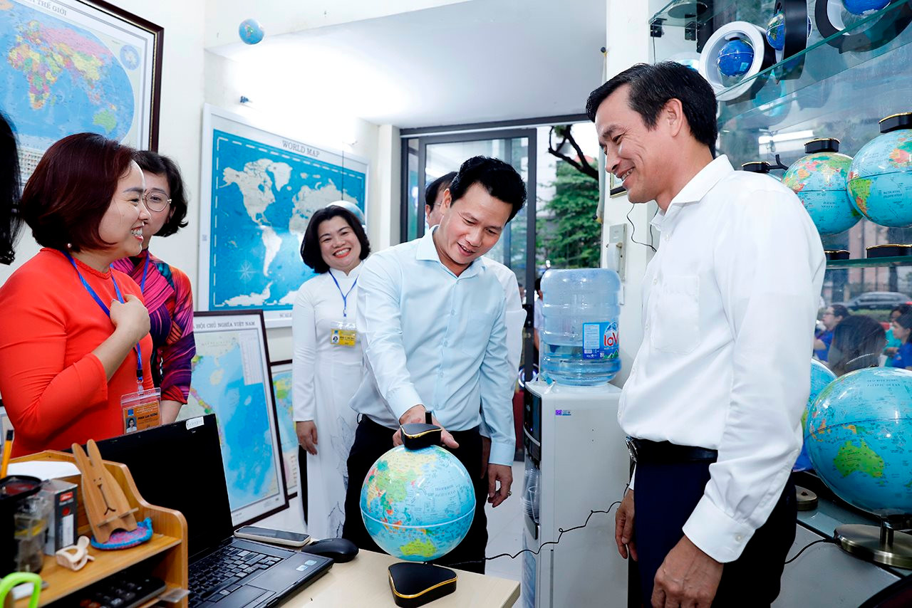 small_20240415-bo-truong-trao-qd-nxb-31.jpg