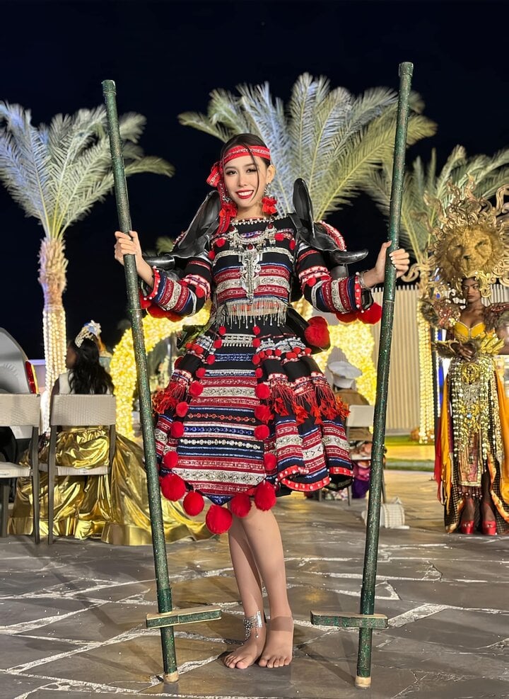 In the national costume competition, Ngoc Hang wore the 