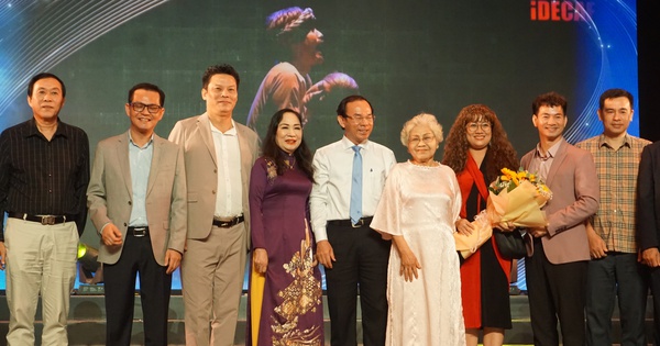 Viele Künstler begrüßen die Eröffnung des 1. Ho-Chi-Minh-Stadt-Theaterfestivals – 2024