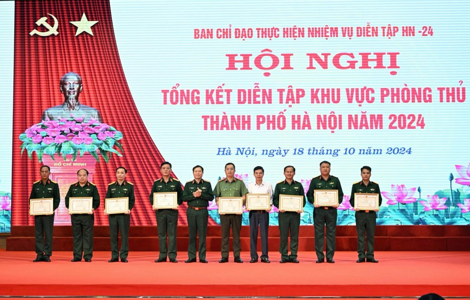 Generalleutnant Nguyen Tan Cuong, Chef des Generalstabs der vietnamesischen Volksarmee und stellvertretender Verteidigungsminister, verlieh Kollektiven und Einzelpersonen Verdiensturkunden.