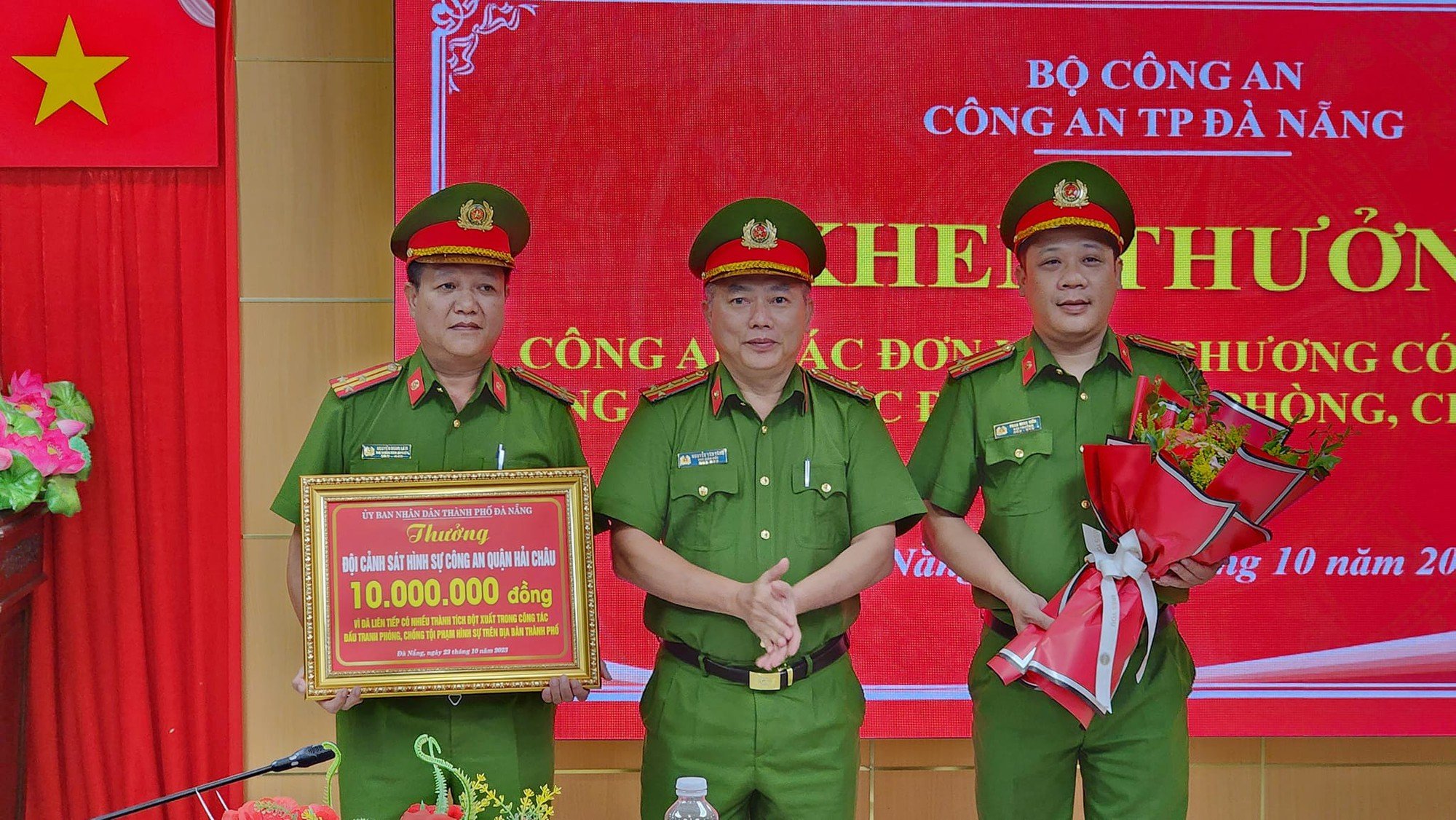 Đà Nẵng: Thưởng nóng vụ bắt nghi phạm dâm ô các em học sinh tiểu học - Ảnh 1.