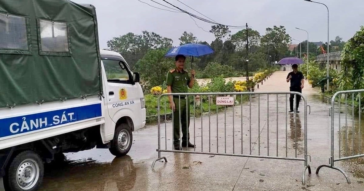 Huyện Phúc Thọ cấm phương tiện trên 1 tấn đi trên đê sông Hồng, sông Tích