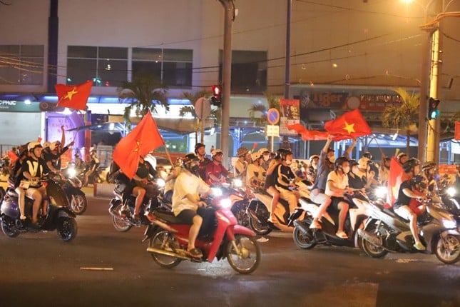 ホーチミン市のファンが「超暑い」夜通し祝う様々な方法（写真1）