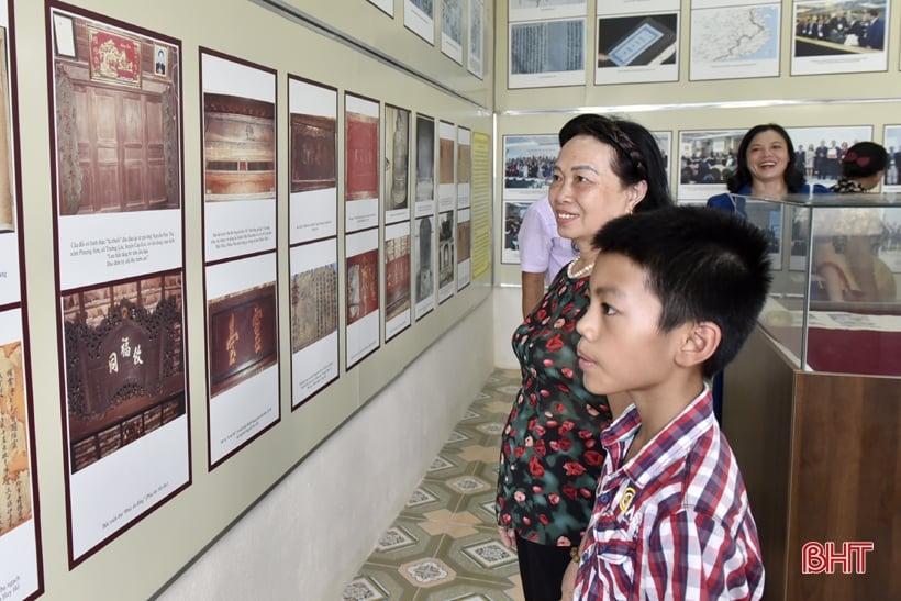 Ceremonia solemne para recibir el Certificado de reconocimiento del patrimonio documental de los documentos Han Nom de la aldea de Truong Luu