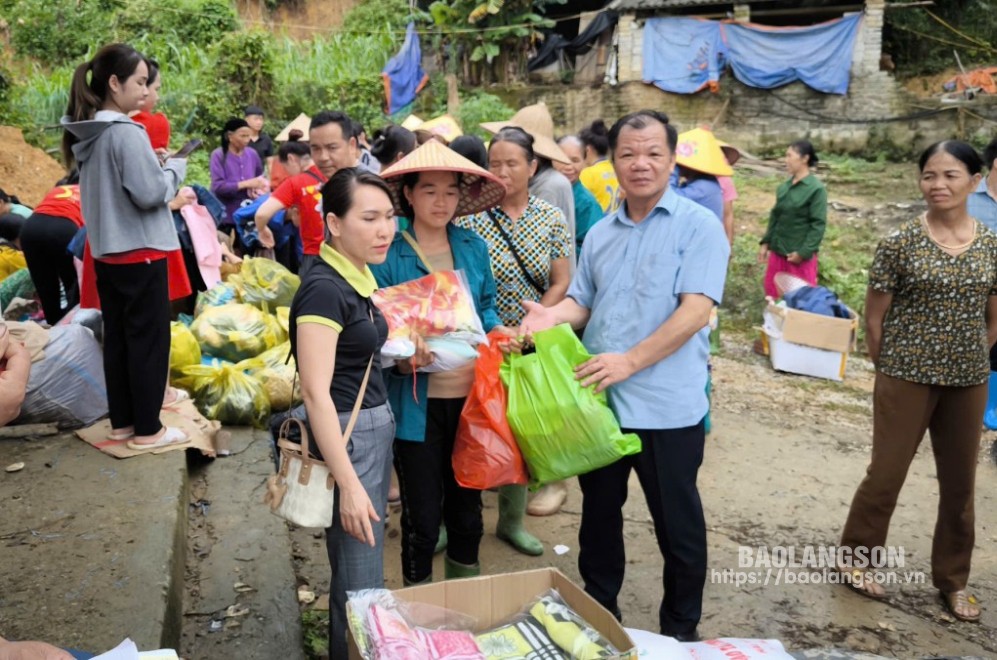 hoi nha bao tinh lang son to chuc trao qua dong vien nguoi dan bi thiet hai do mua bao hinh 1