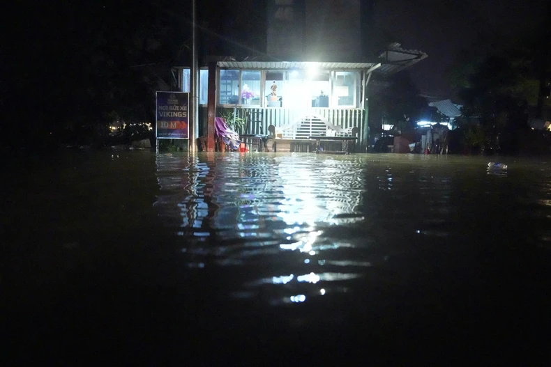 Die Überschwemmungen des Thao-Flusses überschreiten das historische Niveau, steigende Wasserstände des Roten Flusses wirken sich auf einige Gebiete in Hanoi aus, Foto 54