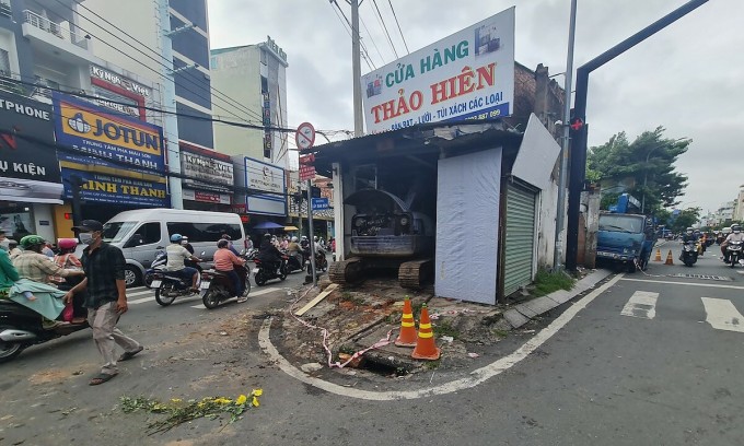 En la mañana del 25 de septiembre se movilizaron excavadoras para desmantelar la casa. Foto: Minh Chau