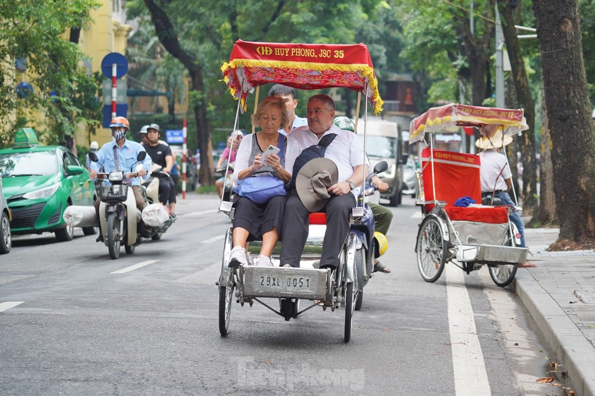 Tourists enjoy the first cold wind of the season in Hanoi photo 9