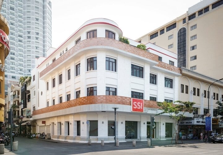 La maison de 4 étages située sur deux façades des rues Nguyen Hue et Nguyen Thiep est proposée à la vente à 1 996 milliards de VND, soit plus de 4,3 milliards de VND/m2. (Photo: D.V)