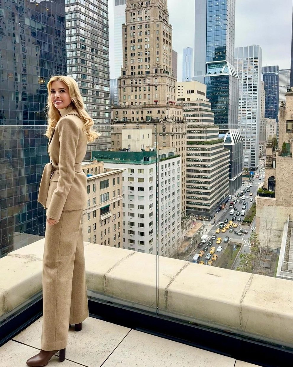 Khám phá gu thời trang thanh lịch, gợi cảm của Ivanka Trump - 6