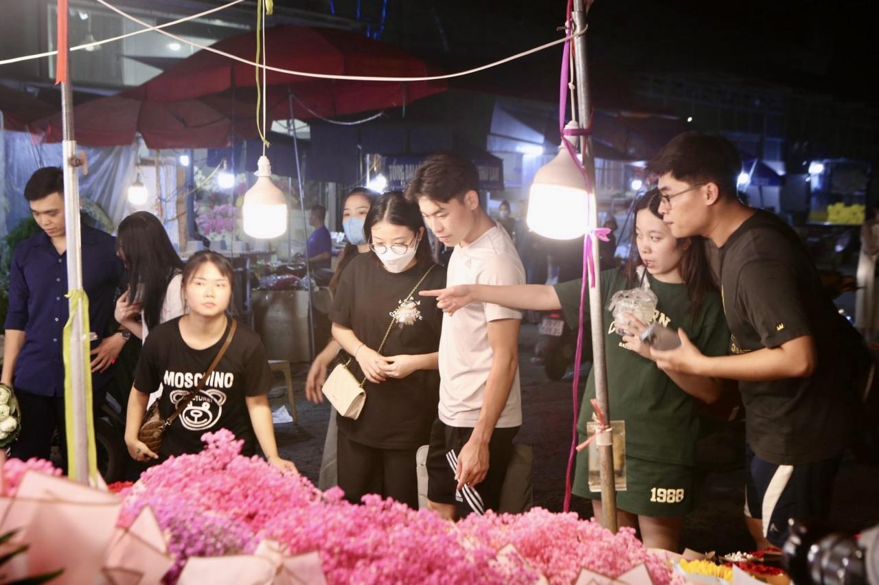 ベトナム女性の日を前にクアンアン夜の花市場は賑わっている（写真3）