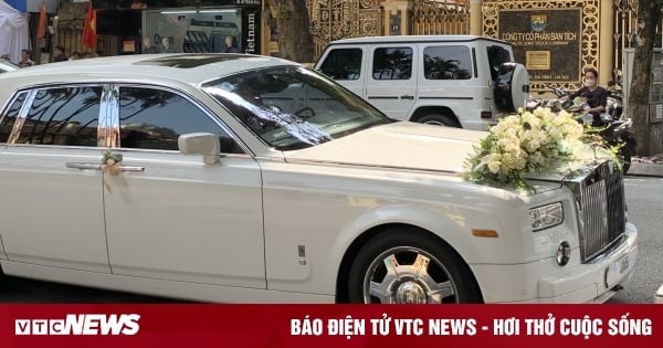 Close-up of the nearly 50 billion VND supercar taking Doan Van Hau to pick up his bride Doan Hai My