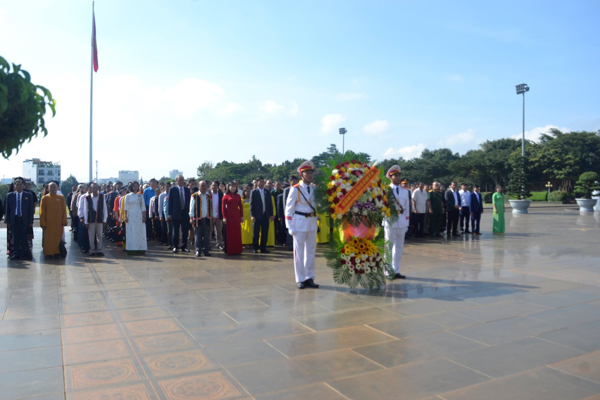 Los delegados ofrecen incienso y flores en la Gran Plaza de la Unidad – Ciudad. Pleiku.