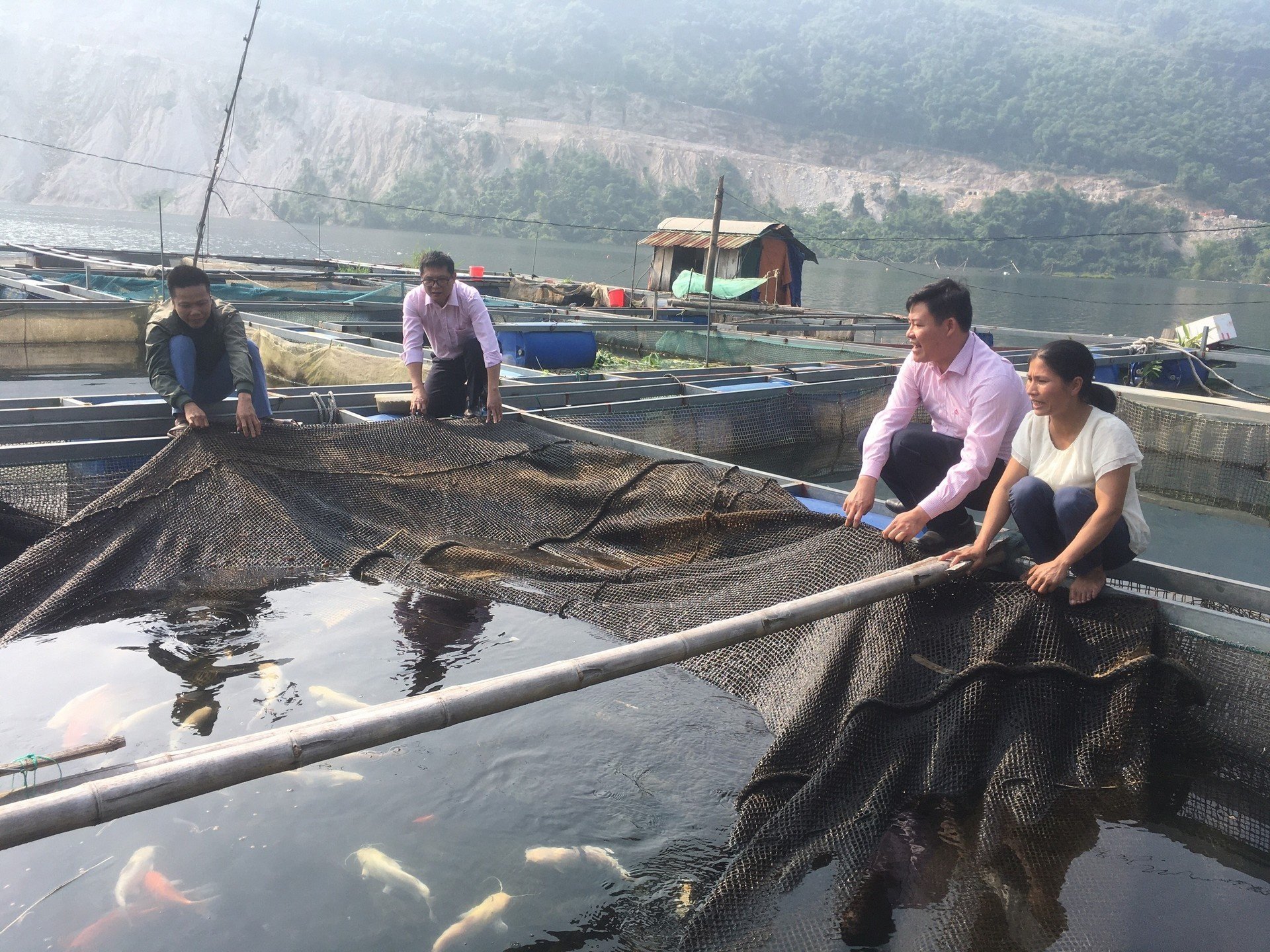 Gia đình chị Phương Thị Thoa (xóm Ké, xã Hiền Lương, huyện Đà Bắc) sử dụng hiệu quả vốn tín dụng chính sách đầu tư phát triển mô hình nuôi cá lồng, phát triển kinh tế. (Ảnh: Thanh Hà).