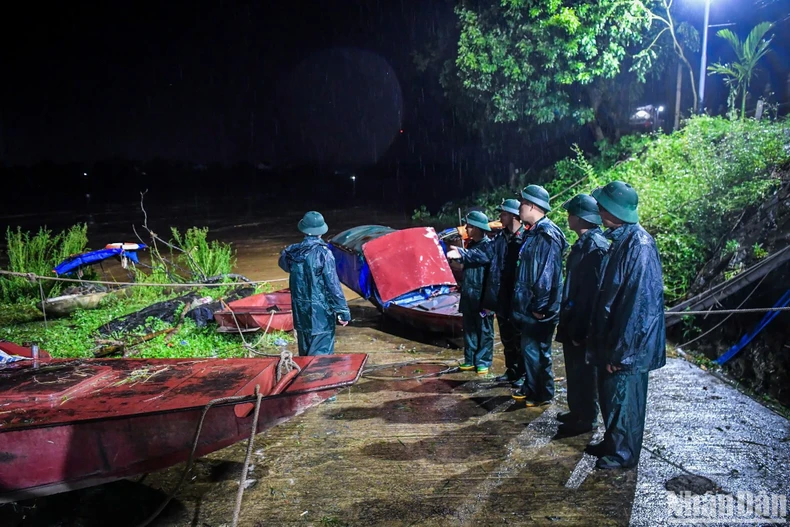 Die Flussfluten von Thao übertreffen das historische Niveau, steigende Wasserspiegel aus dem roten Fluss betreffen einige Gebiete in Hanoi Foto 60