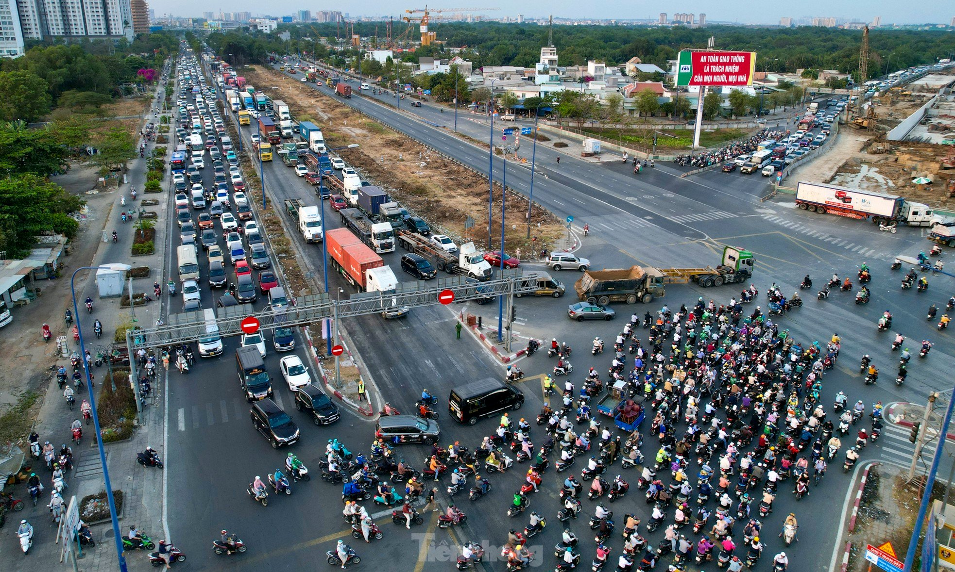 Giao thông hỗn loạn tại nút giao lớn nhất TPHCM vào giờ cao điểm ảnh 7