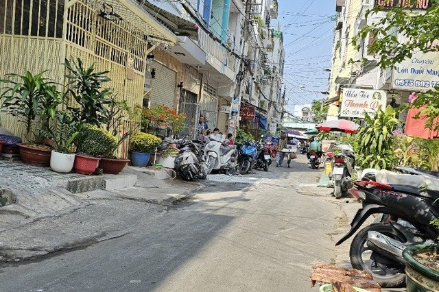 ホーチミン市の4階建て住宅で火災、6人が隣の家に避難 写真1