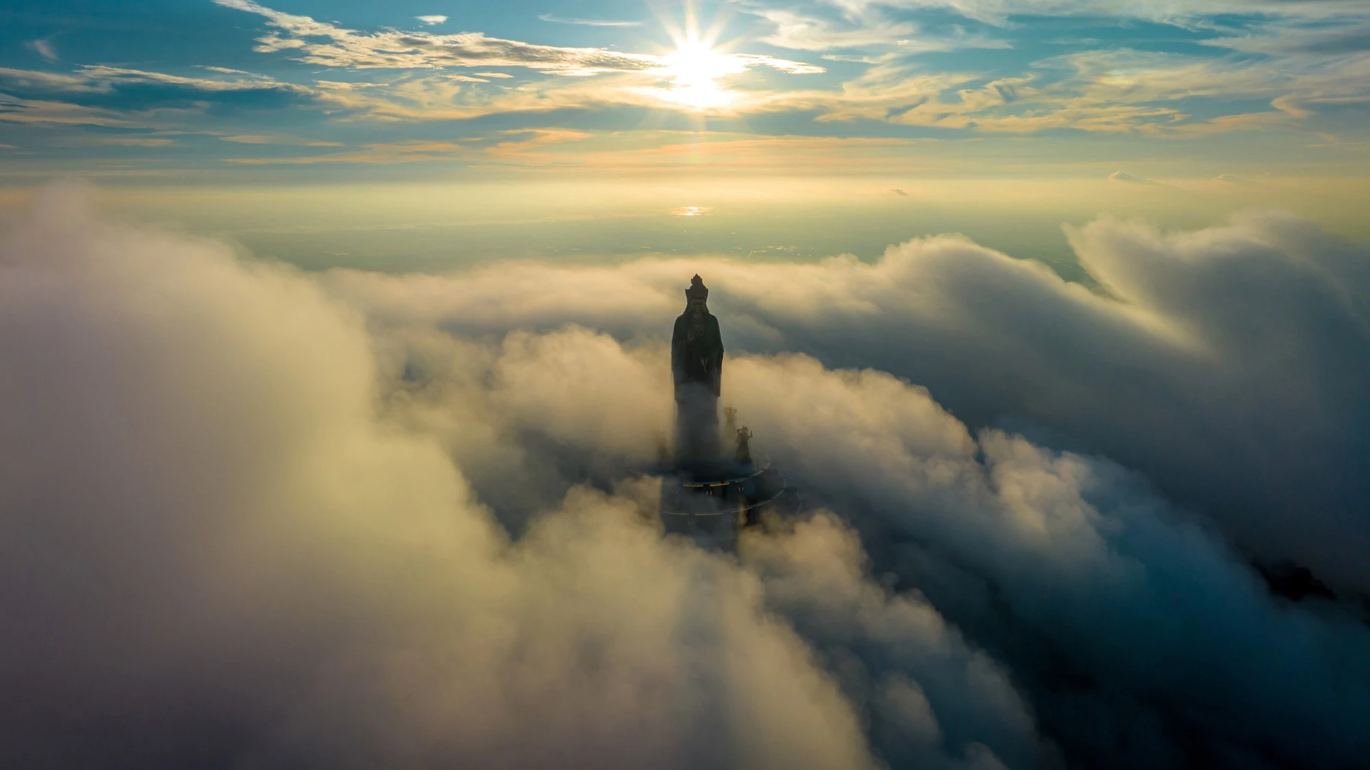 Cloud hunting season on the 'roof of the South'