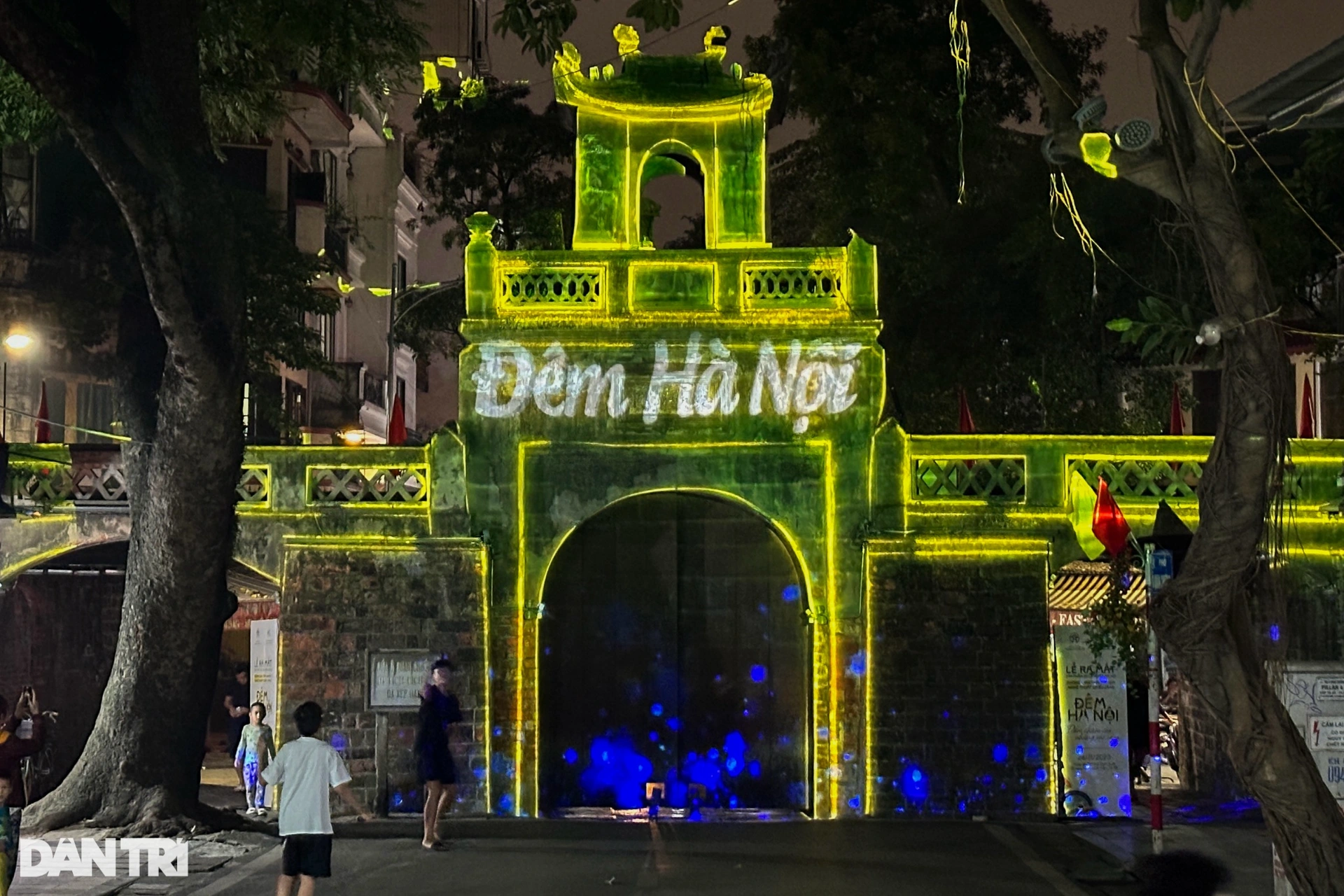 Das Quan Chuong Tor erstrahlt nachts in einer 3D-Lichtshow