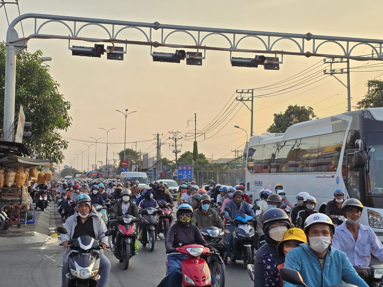 Cảnh trái ngược tại 2 cửa ngõ trong ngày người dân trở lại TP.HCM sau kỳ nghỉ lễ 30/4 - 1/5- Ảnh 4.