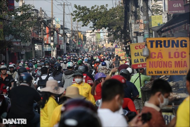 Office workers suffer going to work on God of Wealth day photo 1