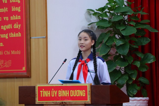 Une étudiante aux multiples talents de Binh Duong participe à la séance simulée de l'Assemblée nationale des enfants de 2024, photo 2