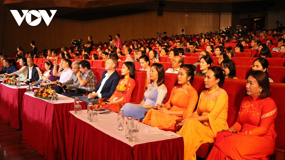 Dac sac dem hoi ao dai xu hue hinh anh 6