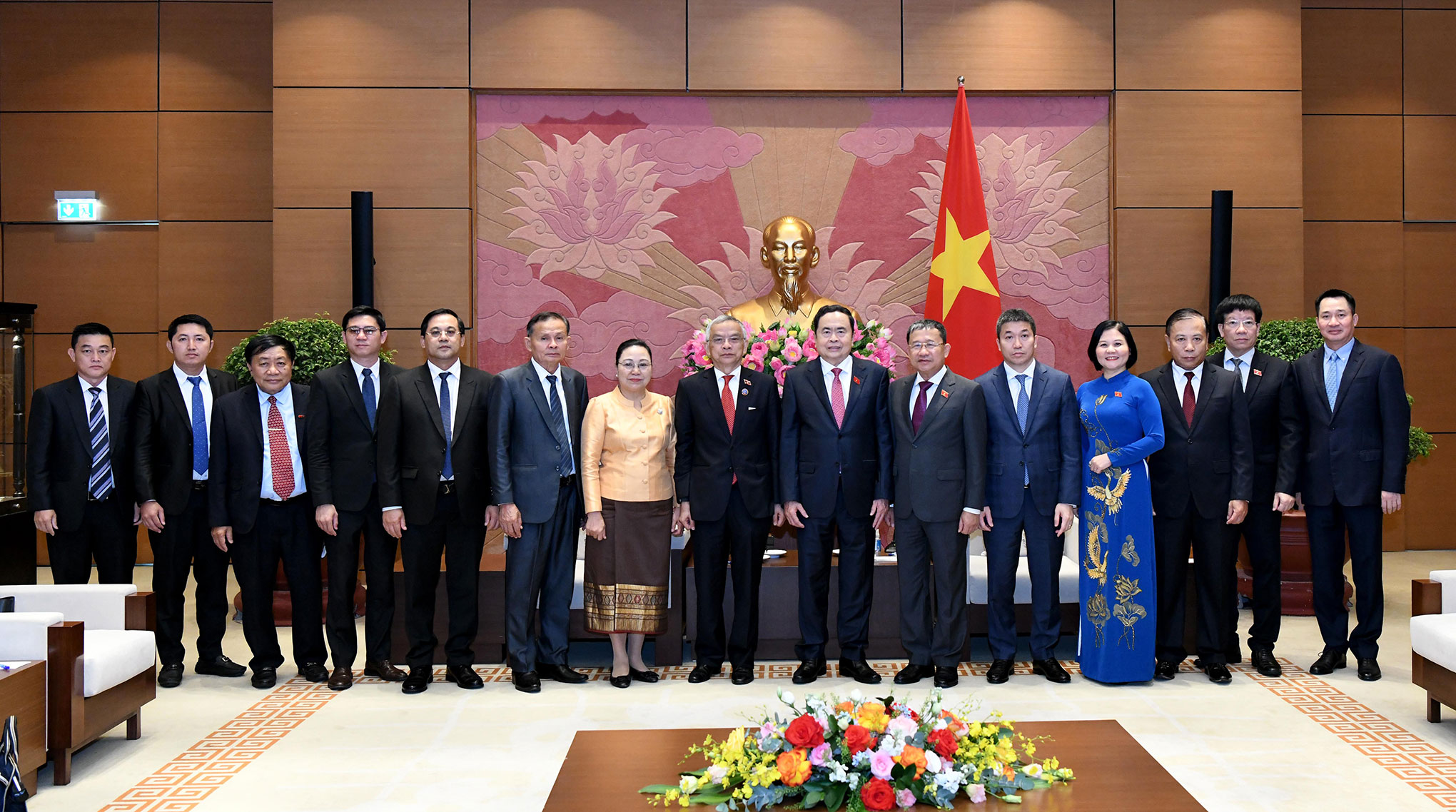 El presidente de la Asamblea Nacional, Tran Thanh Man, recibe al vicepresidente de la Asamblea Nacional y presidente del Comité de Paz y Solidaridad de Laos -0