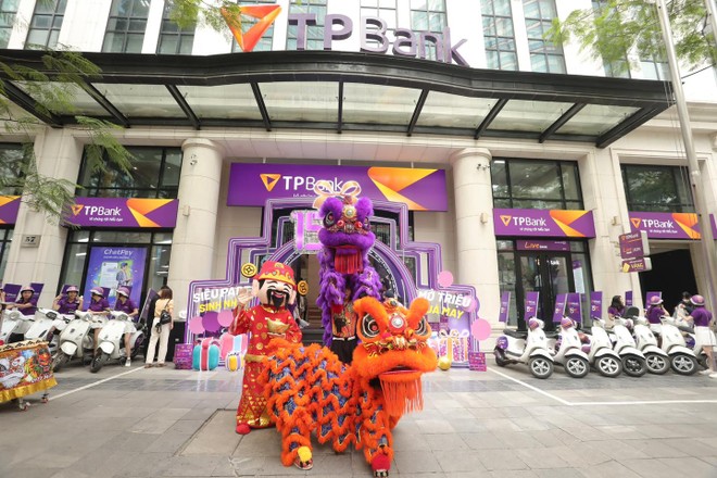 TPBank gửi triệu quà may tri ân khách hàng nhân dịp kỷ niệm 15 năm thành lập ảnh 1