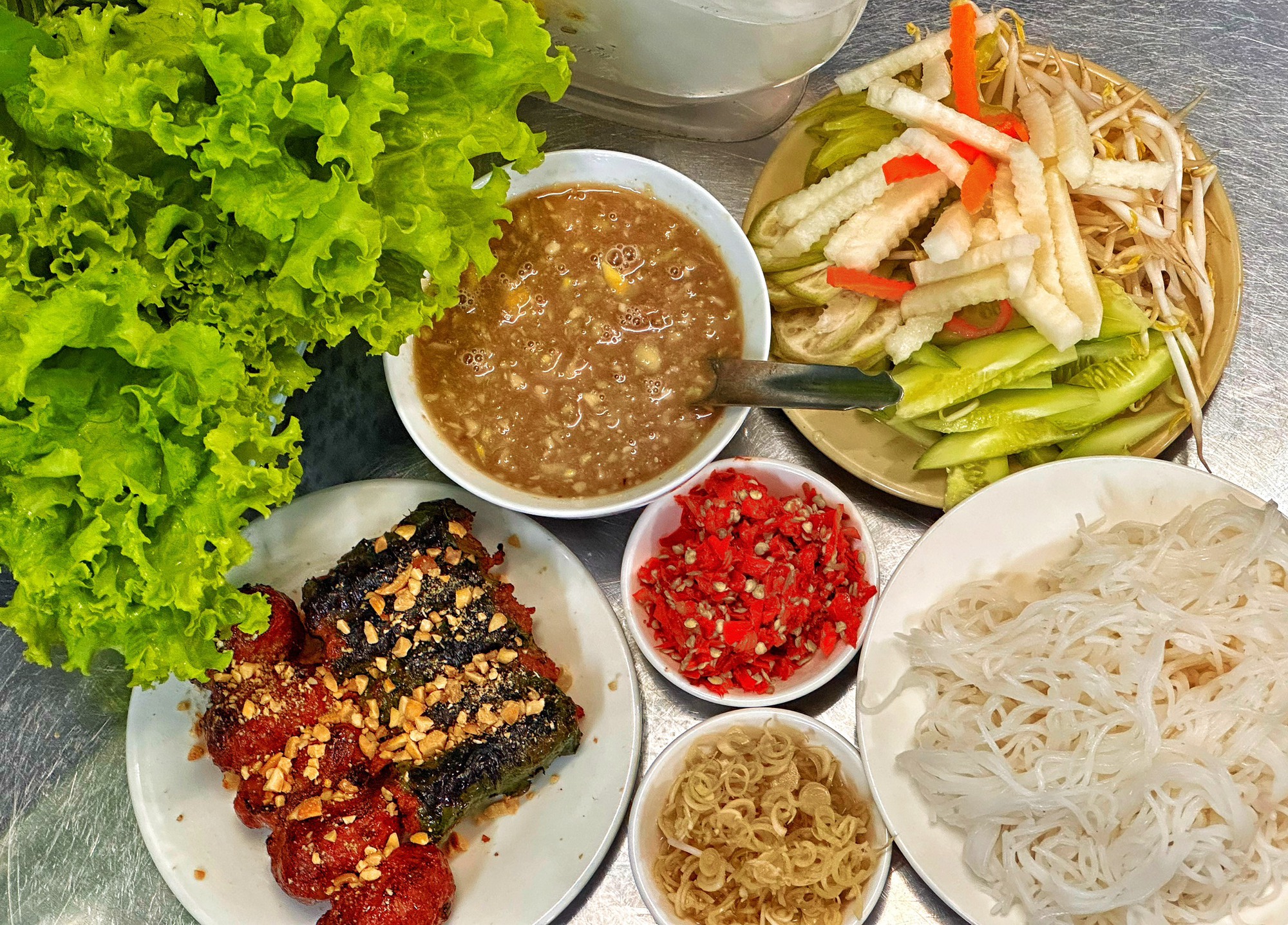 'Bò lá lốt đường tàu' 80.000 đồng/phần ở TP.HCM: 3 mẹ con bán đắt, bí quyết gì? - Ảnh 1.