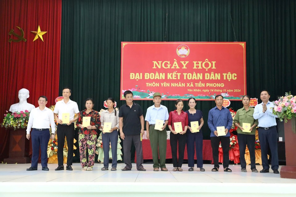 Die Leiter des Bezirks Me Linh überreichten herausragenden Kulturfamilien und benachteiligten Familien in der Gemeinde Tien Phong Geschenke.