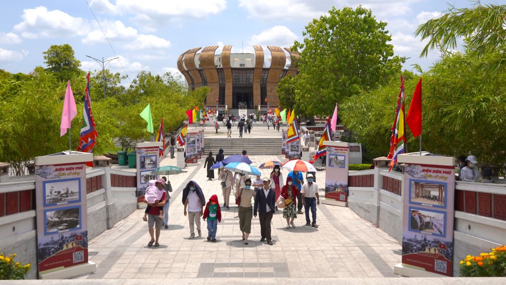 The photo exhibition “Dien Bien Phu - Golden History” aims to propagate and educate the younger generation about national pride, absolute trust in the leadership of the Party; continue to promote the tradition of patriotism, the will of self-reliance, self-reliance and independence of the nation. The exhibition will serve visitors at the Hung Kings Temple in Can Tho City until May 20.