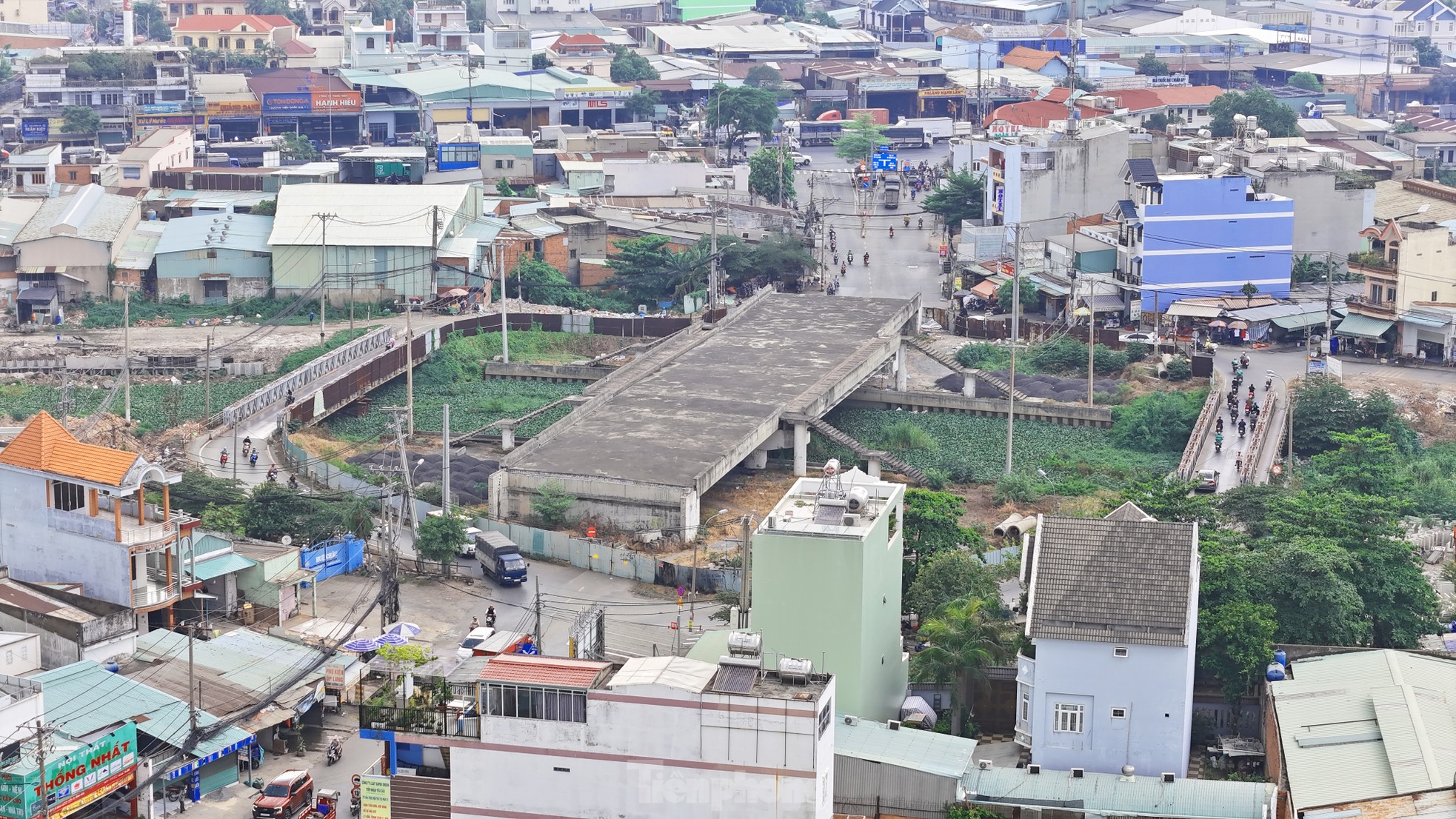 Die „staureiche“ Straße vor den Toren von Ho-Chi-Minh-Stadt wird bis Ende des Jahres erweitert und fertiggestellt, Foto 9