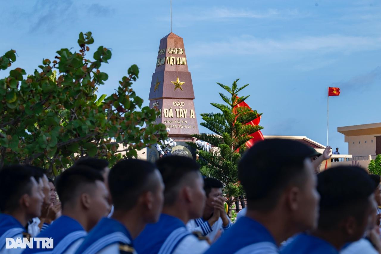 Hơn 200 thanh niên, sinh viên rưng rưng niềm tự hào tới thăm Trường Sa - 5