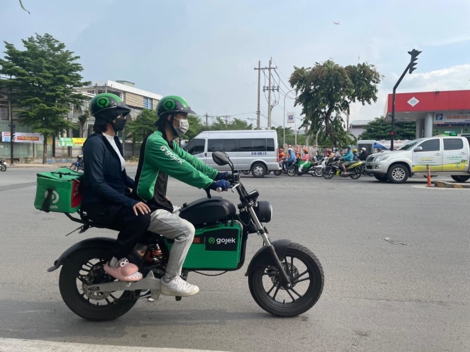 Users use Gojek motorbike taxi service.