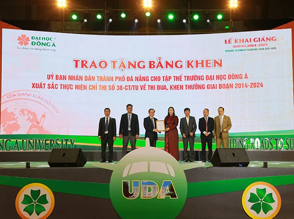 Trao bằng khen của Chủ tịch UBND TP Đà Nẵng cho trường Đại học Đông Á.