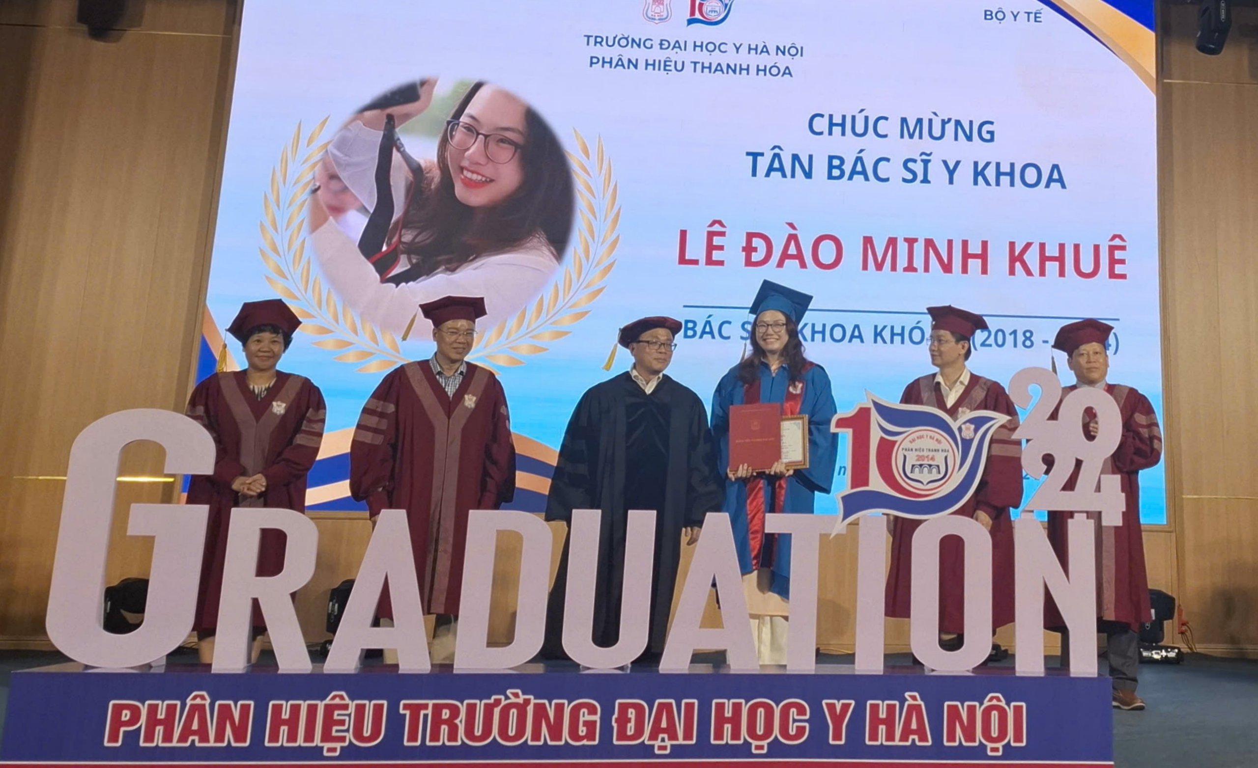 Tân bác sĩ chỉ đủ điểm đỗ đại học được vinh danh thủ khoa ngày tốt nghiệp- Ảnh 1.